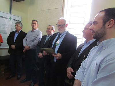 autoridades presentes (E-D) : Arlenio da Silva (vice-prefeito), Luiz Rogério Link (médico e vereador), Vilmar Ballin (prefeito de Sapucaia do Sul), Juarez Verba (diretor da Fundação HGV), José Winck (secretário de Saúde de Sapucaia do Sul) e o médico Daniel Lubisco. Lais Haar 2