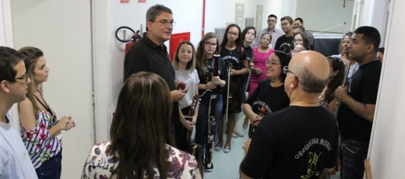 Orquestra percorre HMGV em homenagem ao Mês da Mulher Orquestra percorre HMGV em homenagem ao Mês da Mulher